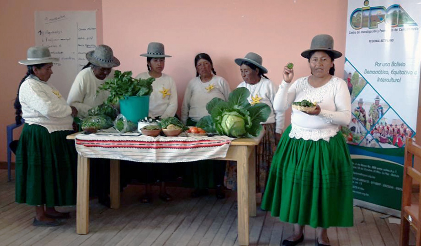 Mujeres y hombres productores concluyen su formación en liderazgo social comunitario