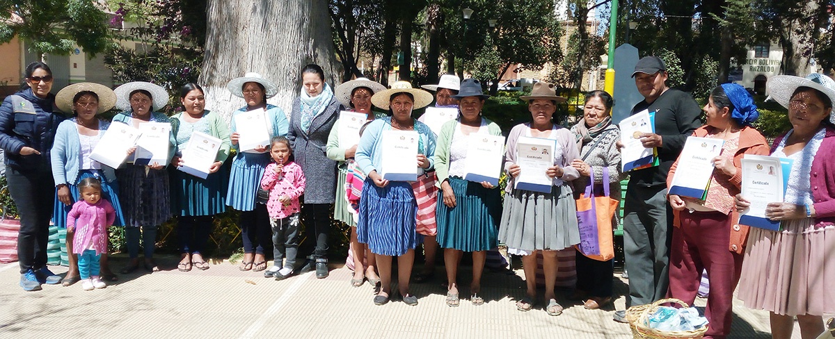 Líderes y dirigentes mujeres de Anzaldo fueron acreditadas como facilitadoras comunitarias por el Ministerio de Educación