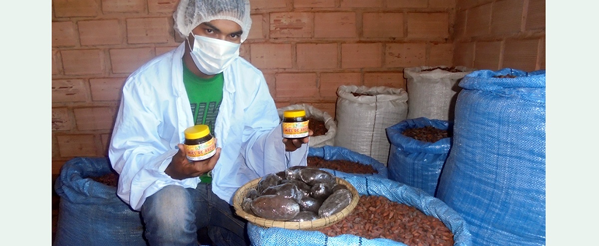 Jóvenes amazónicos promueven el consumo de miel de abeja a tiempo de conservar y mejorar su hábitat