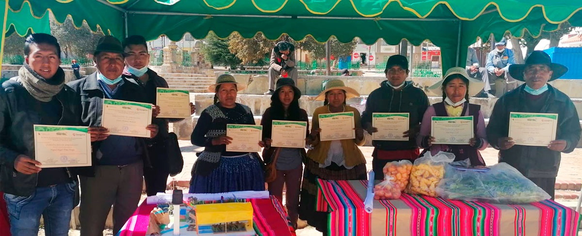 Productores y productoras del municipio de Calamarca concluyen el curso de formación en gestión agroecológica.