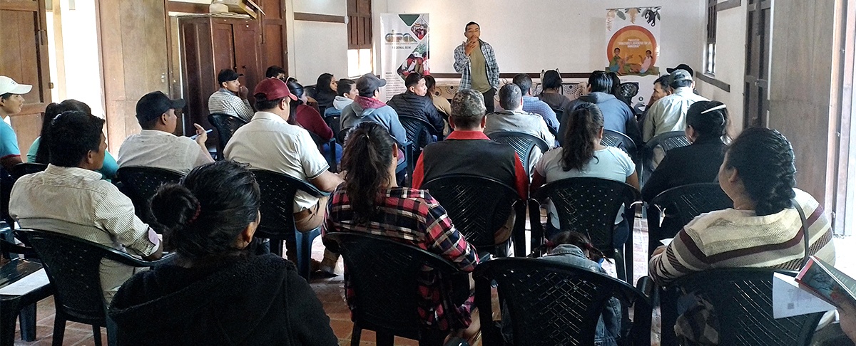 Autoridades y jóvenes de Beni analizan la importancia de la gestión integral de residuos sólidos.