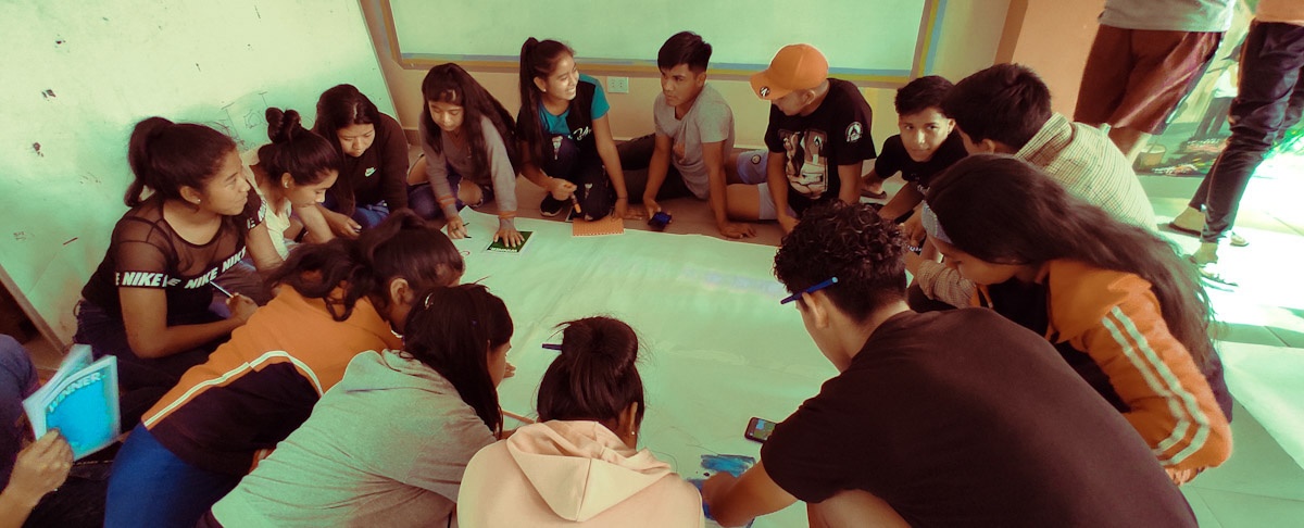 Jóvenes de secundaria y bachilleres del Colegio San Jorge de Ipati se capacitan en taller sobre los pueblos indígenas y derechos humanos.