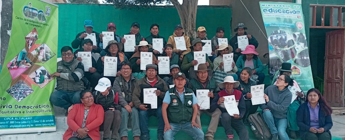 Productores/as y jóvenes de San Pedro de Totora reciben certificación como promotores veterinarios en sanidad animal y gestores comunitarios en democracia intercultural y gestión territorial.
