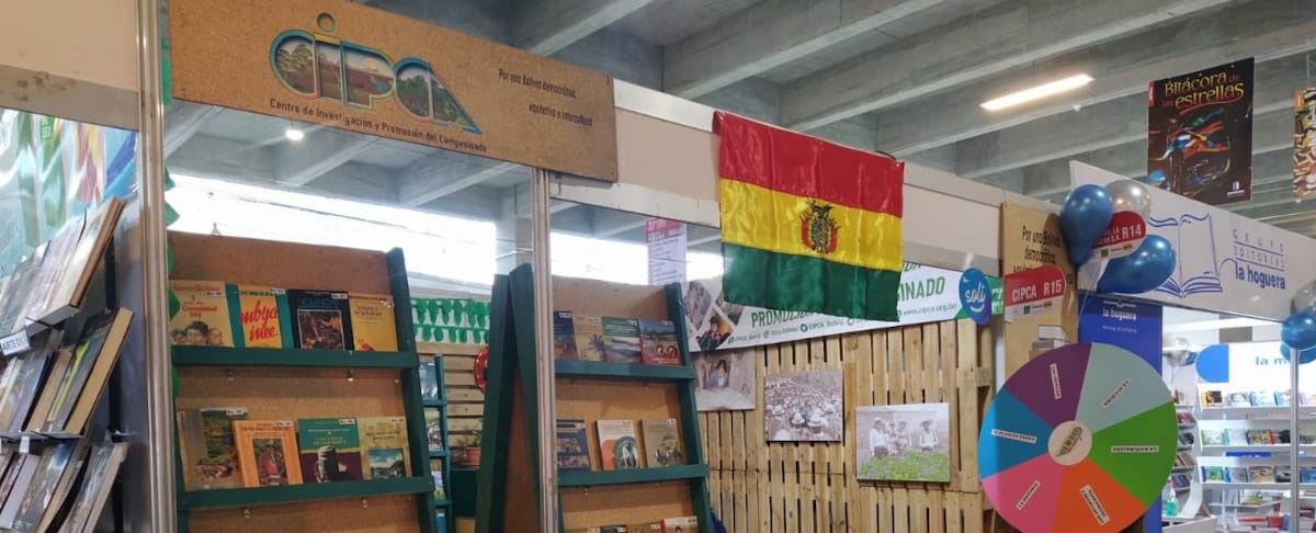 El Centro de Investigación y Promoción del Campesinado, exhibe al público su gran selección de libros en la 27 Feria Internacional del Libro de La Paz