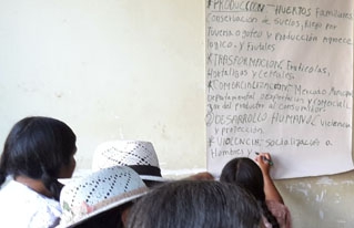 Mujeres del Cono Sur de Cochabamba debaten propuestas para su empoderamiento 
