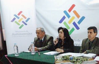 Firman convenio para impulsar la autonomía indígena