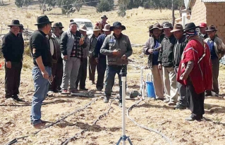 Productores de Taraco implementan sistemas de riego para enfrentar el cambio