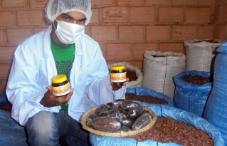 Jóvenes amazónicos promueven el consumo de miel de abeja a tiempo de conservar y mejorar su hábitat