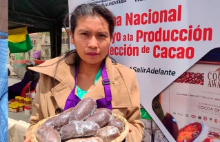 Jóvenes promocionan productos del Norte Amazónico de Bolivia en la Feria del Cacao y Frutos Amazónicos.
