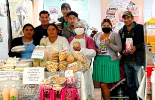 Asociaciones de productores exhiben productos transformados de base agroecológica en la 38ava Feria Internacional de Cochabamba.