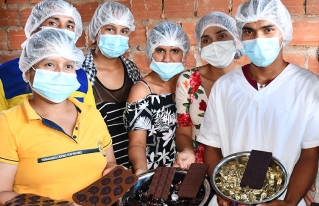 La juventud amazónica busca generar valor agregado a través de la transformación del cacao en bombones refinados y desconchados.