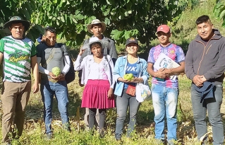 Comunidad de Añahuani fortalece la producción agroecológica y la economía local con la segunda feria de la chirimoya y la miel