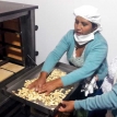 Mujeres transforman granos en desayuno escolar en Pojo